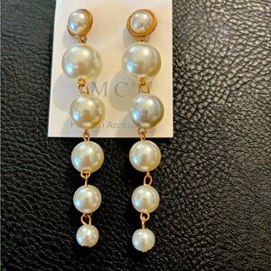Hanging pearl earrings